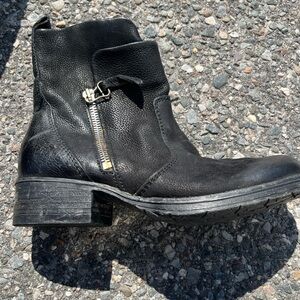 MIZ MOOZ SHORT BLACK LEATHER MOTO BOOT, chunk heel, side zipper sz 6